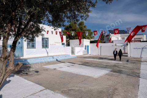 17 décembre 2022 : En ce 17 décembre 2022, jour anniversaire du déclenchement de la révolution tunisienne en 2010, à 8h ce matin ouverture des bureaux de vote pour le premier tour des élections législatives. Ces élections au très faible nombre de candidats, du aux boycott de la majorité des partis politiques, sont les premières depuis la prise de tous les pouvoirs et la dissolution de l’assemblée nationale en juillet 2021 par le président tunisien Kaïs Saied. Le président tunisien Kais Saied s’est rendu ce matin à son bureau de vote en compagnie de sa femme pour voter dans le cadre du premier tour des élections législatives. Après son vote le Président a fait une déclaration officielle devant les médias dans la cour de l’école du quartier Ennasr à Tunis.