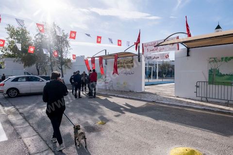 17 décembre 2022 : En ce 17 décembre 2022, jour anniversaire du déclenchement de la révolution tunisienne en 2010, à 8h ce matin ouverture des bureaux de vote pour le premier tour des élections législatives. Ces élections au très faible nombre de candidats, du aux boycott de la majorité des partis politiques, sont les premières depuis la prise de tous les pouvoirs et la dissolution de l’assemblée nationale en juillet 2021 par le président tunisien Kaïs Saied. Le président tunisien Kais Saied s’est rendu ce matin à son bureau de vote en compagnie de sa femme pour voter dans le cadre du premier tour des élections législatives. Après son vote le Président a fait une déclaration officielle devant les médias dans la cour de l’école du quartier Ennasr à Tunis.