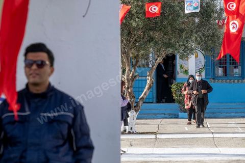 17 décembre 2022 : En ce 17 décembre 2022, jour anniversaire du déclenchement de la révolution tunisienne en 2010, à 8h ce matin ouverture des bureaux de vote pour le premier tour des élections législatives. Ces élections au très faible nombre de candidats, du aux boycott de la majorité des partis politiques, sont les premières depuis la prise de tous les pouvoirs et la dissolution de l’assemblée nationale en juillet 2021 par le président tunisien Kaïs Saied. Le président tunisien Kais Saied s’est rendu ce matin à son bureau de vote en compagnie de sa femme pour voter dans le cadre du premier tour des élections législatives. Après son vote le Président a fait une déclaration officielle devant les médias dans la cour de l’école du quartier Ennasr à Tunis.