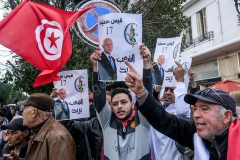 14 janvier 2023 : Tunis est sous haute tension, plusieurs appels à manifester contre le coup d'état du président Kais Saied du 25 juillet 2021, en ce jour d'anniversaire de la révolution tunisienne et du départ de Ben Ali en 2011. Plusieurs milliers de manifestants ont réussi, malgré l'interdction des manifestations, à rejoindre l'avenue Habib Bourguiba pour crier des slogans contre le Président en place. Le célèbre "dégage" tunisien a raisonné toute la journée chez les partisans du Front du Salut, majoritairmeent des nahdaouis, déplorant une situation économique et sociale très inquiétante en Tunisie. 