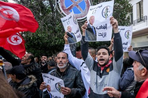 14 janvier 2023 : Tunis est sous haute tension, plusieurs appels à manifester contre le coup d'état du président Kais Saied du 25 juillet 2021, en ce jour d'anniversaire de la révolution tunisienne et du départ de Ben Ali en 2011. Plusieurs milliers de manifestants ont réussi, malgré l'interdction des manifestations, à rejoindre l'avenue Habib Bourguiba pour crier des slogans contre le Président en place. Le célèbre "dégage" tunisien a raisonné toute la journée chez les partisans du Front du Salut, majoritairmeent des nahdaouis, déplorant une situation économique et sociale très inquiétante en Tunisie. 