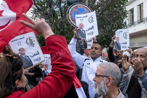 14 janvier 2023 : Tunis est sous haute tension, plusieurs appels à manifester contre le coup d'état du président Kais Saied du 25 juillet 2021, en ce jour d'anniversaire de la révolution tunisienne et du départ de Ben Ali en 2011. Plusieurs milliers de manifestants ont réussi, malgré l'interdction des manifestations, à rejoindre l'avenue Habib Bourguiba pour crier des slogans contre le Président en place. Le célèbre "dégage" tunisien a raisonné toute la journée chez les partisans du Front du Salut, majoritairmeent des nahdaouis, déplorant une situation économique et sociale très inquiétante en Tunisie. 
