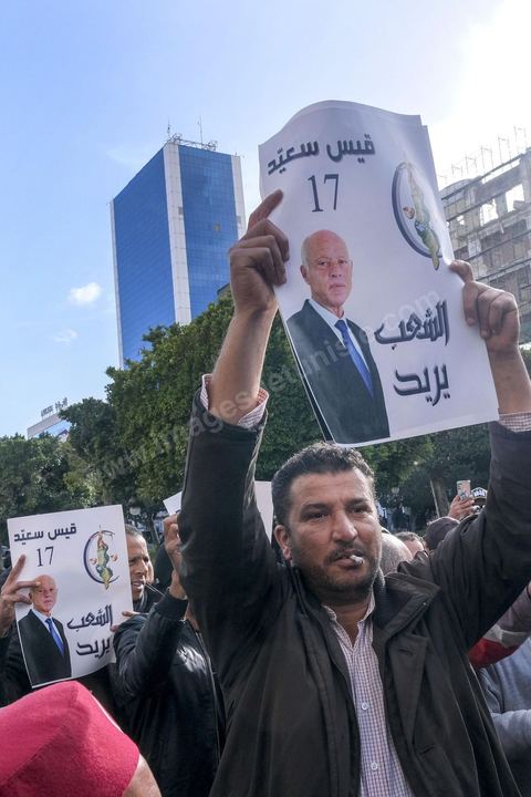 14 janvier 2023 : Tunis est sous haute tension, plusieurs appels à manifester contre le coup d'état du président Kais Saied du 25 juillet 2021, en ce jour d'anniversaire de la révolution tunisienne et du départ de Ben Ali en 2011. Plusieurs milliers de manifestants ont réussi, malgré l'interdction des manifestations, à rejoindre l'avenue Habib Bourguiba pour crier des slogans contre le Président en place. Le célèbre "dégage" tunisien a raisonné toute la journée chez les partisans du Front du Salut, majoritairmeent des nahdaouis, déplorant une situation économique et sociale très inquiétante en Tunisie. 
