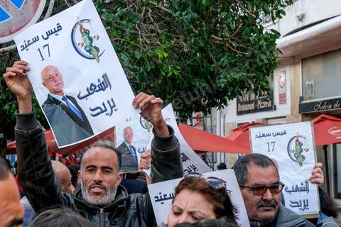 14 janvier 2023 : Tunis est sous haute tension, plusieurs appels à manifester contre le coup d'état du président Kais Saied du 25 juillet 2021, en ce jour d'anniversaire de la révolution tunisienne et du départ de Ben Ali en 2011. Plusieurs milliers de manifestants ont réussi, malgré l'interdction des manifestations, à rejoindre l'avenue Habib Bourguiba pour crier des slogans contre le Président en place. Le célèbre "dégage" tunisien a raisonné toute la journée chez les partisans du Front du Salut, majoritairmeent des nahdaouis, déplorant une situation économique et sociale très inquiétante en Tunisie. 