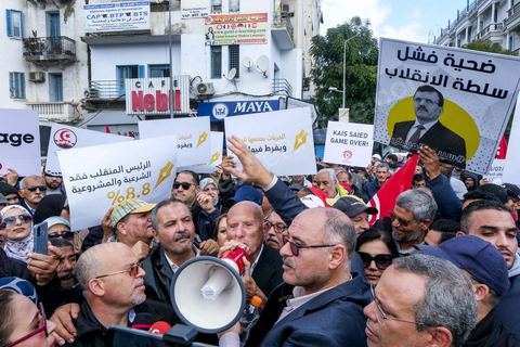 14 janvier 2023 : Tunis est sous haute tension, plusieurs appels à manifester contre le coup d'état du président Kais Saied du 25 juillet 2021, en ce jour d'anniversaire de la révolution tunisienne et du départ de Ben Ali en 2011. Plusieurs milliers de manifestants ont réussi, malgré l'interdction des manifestations, à rejoindre l'avenue Habib Bourguiba pour crier des slogans contre le Président en place. Le célèbre "dégage" tunisien a raisonné toute la journée chez les partisans du Front du Salut, majoritairmeent des nahdaouis, déplorant une situation économique et sociale très inquiétante en Tunisie. 