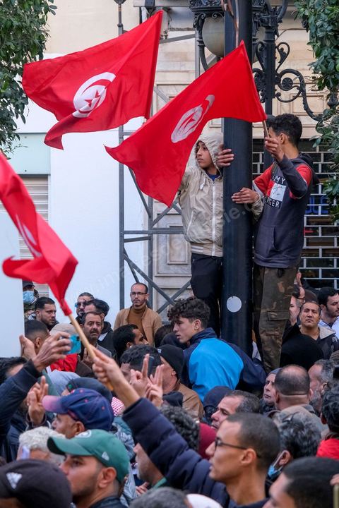 14 janvier 2023 : Tunis est sous haute tension, plusieurs appels à manifester contre le coup d'état du président Kais Saied du 25 juillet 2021, en ce jour d'anniversaire de la révolution tunisienne et du départ de Ben Ali en 2011. Plusieurs milliers de manifestants ont réussi, malgré l'interdction des manifestations, à rejoindre l'avenue Habib Bourguiba pour crier des slogans contre le Président en place. Le célèbre "dégage" tunisien a raisonné toute la journée chez les partisans du Front du Salut, majoritairmeent des nahdaouis, déplorant une situation économique et sociale très inquiétante en Tunisie. 