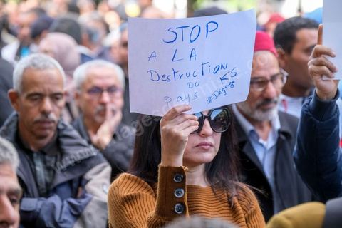 14 janvier 2023 : Tunis est sous haute tension, plusieurs appels à manifester contre le coup d'état du président Kais Saied du 25 juillet 2021, en ce jour d'anniversaire de la révolution tunisienne et du départ de Ben Ali en 2011. Plusieurs milliers de manifestants ont réussi, malgré l'interdction des manifestations, à rejoindre l'avenue Habib Bourguiba pour crier des slogans contre le Président en place. Le célèbre "dégage" tunisien a raisonné toute la journée chez les partisans du Front du Salut, majoritairmeent des nahdaouis, déplorant une situation économique et sociale très inquiétante en Tunisie. 
