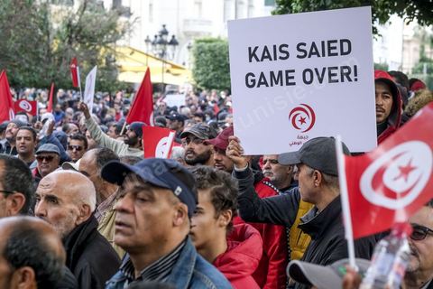 14 janvier 2023 : Tunis est sous haute tension, plusieurs appels à manifester contre le coup d'état du président Kais Saied du 25 juillet 2021, en ce jour d'anniversaire de la révolution tunisienne et du départ de Ben Ali en 2011. Plusieurs milliers de manifestants ont réussi, malgré l'interdction des manifestations, à rejoindre l'avenue Habib Bourguiba pour crier des slogans contre le Président en place. Le célèbre "dégage" tunisien a raisonné toute la journée chez les partisans du Front du Salut, majoritairmeent des nahdaouis, déplorant une situation économique et sociale très inquiétante en Tunisie. 