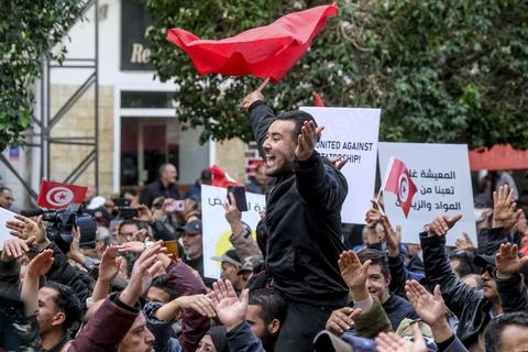14 janvier 2023 : Tunis est sous haute tension, plusieurs appels à manifester contre le coup d'état du président Kais Saied du 25 juillet 2021, en ce jour d'anniversaire de la révolution tunisienne et du départ de Ben Ali en 2011. Plusieurs milliers de manifestants ont réussi, malgré l'interdction des manifestations, à rejoindre l'avenue Habib Bourguiba pour crier des slogans contre le Président en place. Le célèbre "dégage" tunisien a raisonné toute la journée chez les partisans du Front du Salut, majoritairmeent des nahdaouis, déplorant une situation économique et sociale très inquiétante en Tunisie. 