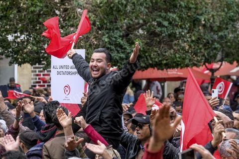 14 janvier 2023 : Tunis est sous haute tension, plusieurs appels à manifester contre le coup d'état du président Kais Saied du 25 juillet 2021, en ce jour d'anniversaire de la révolution tunisienne et du départ de Ben Ali en 2011. Plusieurs milliers de manifestants ont réussi, malgré l'interdction des manifestations, à rejoindre l'avenue Habib Bourguiba pour crier des slogans contre le Président en place. Le célèbre "dégage" tunisien a raisonné toute la journée chez les partisans du Front du Salut, majoritairmeent des nahdaouis, déplorant une situation économique et sociale très inquiétante en Tunisie. 