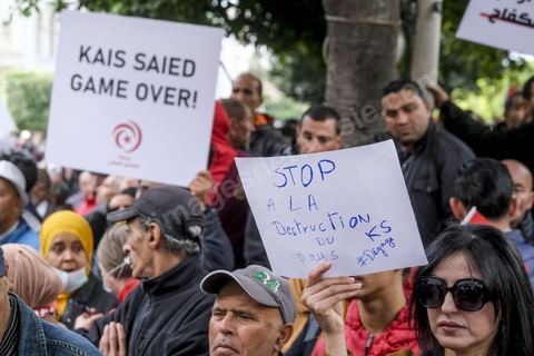 14 janvier 2023 : Tunis est sous haute tension, plusieurs appels à manifester contre le coup d'état du président Kais Saied du 25 juillet 2021, en ce jour d'anniversaire de la révolution tunisienne et du départ de Ben Ali en 2011. Plusieurs milliers de manifestants ont réussi, malgré l'interdction des manifestations, à rejoindre l'avenue Habib Bourguiba pour crier des slogans contre le Président en place. Le célèbre "dégage" tunisien a raisonné toute la journée chez les partisans du Front du Salut, majoritairmeent des nahdaouis, déplorant une situation économique et sociale très inquiétante en Tunisie. 