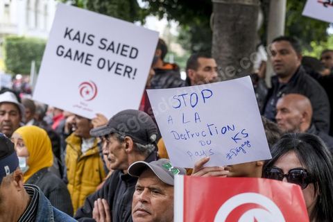 14 janvier 2023 : Tunis est sous haute tension, plusieurs appels à manifester contre le coup d'état du président Kais Saied du 25 juillet 2021, en ce jour d'anniversaire de la révolution tunisienne et du départ de Ben Ali en 2011. Plusieurs milliers de manifestants ont réussi, malgré l'interdction des manifestations, à rejoindre l'avenue Habib Bourguiba pour crier des slogans contre le Président en place. Le célèbre "dégage" tunisien a raisonné toute la journée chez les partisans du Front du Salut, majoritairmeent des nahdaouis, déplorant une situation économique et sociale très inquiétante en Tunisie. 