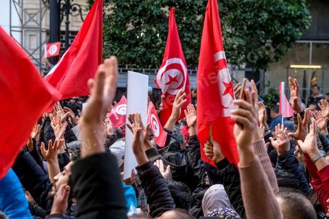 14 janvier 2023 : Tunis est sous haute tension, plusieurs appels à manifester contre le coup d'état du président Kais Saied du 25 juillet 2021, en ce jour d'anniversaire de la révolution tunisienne et du départ de Ben Ali en 2011. Plusieurs milliers de manifestants ont réussi, malgré l'interdction des manifestations, à rejoindre l'avenue Habib Bourguiba pour crier des slogans contre le Président en place. Le célèbre "dégage" tunisien a raisonné toute la journée chez les partisans du Front du Salut, majoritairmeent des nahdaouis, déplorant une situation économique et sociale très inquiétante en Tunisie. 