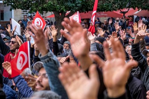 14 janvier 2023 : Tunis est sous haute tension, plusieurs appels à manifester contre le coup d'état du président Kais Saied du 25 juillet 2021, en ce jour d'anniversaire de la révolution tunisienne et du départ de Ben Ali en 2011. Plusieurs milliers de manifestants ont réussi, malgré l'interdction des manifestations, à rejoindre l'avenue Habib Bourguiba pour crier des slogans contre le Président en place. Le célèbre "dégage" tunisien a raisonné toute la journée chez les partisans du Front du Salut, majoritairmeent des nahdaouis, déplorant une situation économique et sociale très inquiétante en Tunisie. 