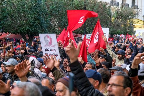 14 janvier 2023 : Tunis est sous haute tension, plusieurs appels à manifester contre le coup d'état du président Kais Saied du 25 juillet 2021, en ce jour d'anniversaire de la révolution tunisienne et du départ de Ben Ali en 2011. Plusieurs milliers de manifestants ont réussi, malgré l'interdction des manifestations, à rejoindre l'avenue Habib Bourguiba pour crier des slogans contre le Président en place. Le célèbre "dégage" tunisien a raisonné toute la journée chez les partisans du Front du Salut, majoritairmeent des nahdaouis, déplorant une situation économique et sociale très inquiétante en Tunisie. 