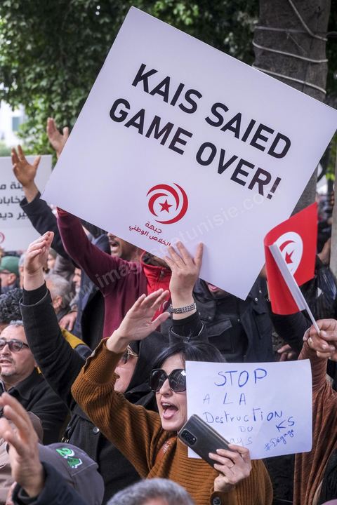 14 janvier 2023 : Tunis est sous haute tension, plusieurs appels à manifester contre le coup d'état du président Kais Saied du 25 juillet 2021, en ce jour d'anniversaire de la révolution tunisienne et du départ de Ben Ali en 2011. Plusieurs milliers de manifestants ont réussi, malgré l'interdction des manifestations, à rejoindre l'avenue Habib Bourguiba pour crier des slogans contre le Président en place. Le célèbre "dégage" tunisien a raisonné toute la journée chez les partisans du Front du Salut, majoritairmeent des nahdaouis, déplorant une situation économique et sociale très inquiétante en Tunisie. 