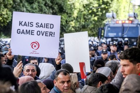 14 janvier 2023 : Tunis est sous haute tension, plusieurs appels à manifester contre le coup d'état du président Kais Saied du 25 juillet 2021, en ce jour d'anniversaire de la révolution tunisienne et du départ de Ben Ali en 2011. Plusieurs milliers de manifestants ont réussi, malgré l'interdction des manifestations, à rejoindre l'avenue Habib Bourguiba pour crier des slogans contre le Président en place. Le célèbre "dégage" tunisien a raisonné toute la journée chez les partisans du Front du Salut, majoritairmeent des nahdaouis, déplorant une situation économique et sociale très inquiétante en Tunisie. 