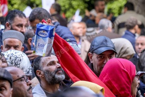 14 janvier 2023 : Tunis est sous haute tension, plusieurs appels à manifester contre le coup d'état du président Kais Saied du 25 juillet 2021, en ce jour d'anniversaire de la révolution tunisienne et du départ de Ben Ali en 2011. Plusieurs milliers de manifestants ont réussi, malgré l'interdction des manifestations, à rejoindre l'avenue Habib Bourguiba pour crier des slogans contre le Président en place. Le célèbre "dégage" tunisien a raisonné toute la journée chez les partisans du Front du Salut, majoritairmeent des nahdaouis, déplorant une situation économique et sociale très inquiétante en Tunisie. 