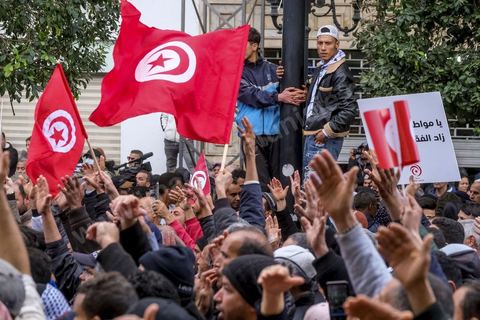 14 janvier 2023 : Tunis est sous haute tension, plusieurs appels à manifester contre le coup d'état du président Kais Saied du 25 juillet 2021, en ce jour d'anniversaire de la révolution tunisienne et du départ de Ben Ali en 2011. Plusieurs milliers de manifestants ont réussi, malgré l'interdction des manifestations, à rejoindre l'avenue Habib Bourguiba pour crier des slogans contre le Président en place. Le célèbre "dégage" tunisien a raisonné toute la journée chez les partisans du Front du Salut, majoritairmeent des nahdaouis, déplorant une situation économique et sociale très inquiétante en Tunisie. 