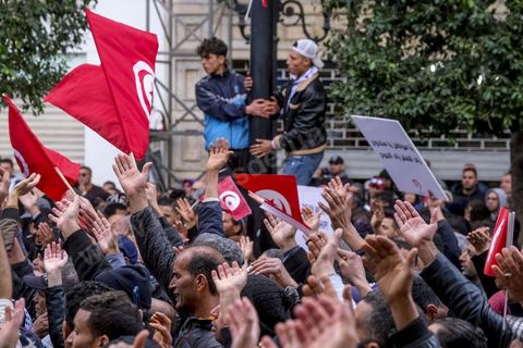 14 janvier 2023 : Tunis est sous haute tension, plusieurs appels à manifester contre le coup d'état du président Kais Saied du 25 juillet 2021, en ce jour d'anniversaire de la révolution tunisienne et du départ de Ben Ali en 2011. Plusieurs milliers de manifestants ont réussi, malgré l'interdction des manifestations, à rejoindre l'avenue Habib Bourguiba pour crier des slogans contre le Président en place. Le célèbre "dégage" tunisien a raisonné toute la journée chez les partisans du Front du Salut, majoritairmeent des nahdaouis, déplorant une situation économique et sociale très inquiétante en Tunisie. 