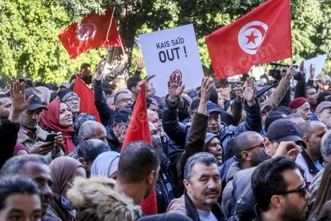 14 janvier 2023 : Tunis est sous haute tension, plusieurs appels à manifester contre le coup d'état du président Kais Saied du 25 juillet 2021, en ce jour d'anniversaire de la révolution tunisienne et du départ de Ben Ali en 2011. Plusieurs milliers de manifestants ont réussi, malgré l'interdction des manifestations, à rejoindre l'avenue Habib Bourguiba pour crier des slogans contre le Président en place. Le célèbre "dégage" tunisien a raisonné toute la journée chez les partisans du Front du Salut, majoritairmeent des nahdaouis, déplorant une situation économique et sociale très inquiétante en Tunisie. 