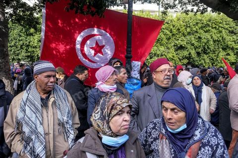 14 janvier 2023 : Tunis est sous haute tension, plusieurs appels à manifester contre le coup d'état du président Kais Saied du 25 juillet 2021, en ce jour d'anniversaire de la révolution tunisienne et du départ de Ben Ali en 2011. Plusieurs milliers de manifestants ont réussi, malgré l'interdction des manifestations, à rejoindre l'avenue Habib Bourguiba pour crier des slogans contre le Président en place. Le célèbre "dégage" tunisien a raisonné toute la journée chez les partisans du Front du Salut, majoritairmeent des nahdaouis, déplorant une situation économique et sociale très inquiétante en Tunisie. 