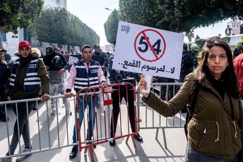 16 février 2023 : les journalistes tunisiens ont organisé, ce jour, un rassemblement de protestations à l’appel du Syndicat national des journalistes tunisiens (SNJT), sur la place de la Kasbah, face au siège du gouvernement, et dans plusieurs régions de Tunisie. Les journalistes ont protesté contre le harcèlement exercé par "le pouvoir" sur les médias, qui s’est confirmé par l’arrestation du directeur général de la radio Mosaïque FM, Noureddine Boutar.Le SNJT a considéré que cette arrestation vise à assujettir les médias, dont notamment Mosaïque FM et à manipuler leurs lignes éditoriales.Le syndicat a, également, dénoncé les pressions exercées par le président de la République pour assurer sa mainmise sur les médias et pour prendre pour cible les législations relatives au secteur, dont les décrets 115 et 116.