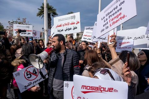 16 février 2023 : les journalistes tunisiens ont organisé, ce jour, un rassemblement de protestations à l’appel du Syndicat national des journalistes tunisiens (SNJT), sur la place de la Kasbah, face au siège du gouvernement, et dans plusieurs régions de Tunisie. Les journalistes ont protesté contre le harcèlement exercé par "le pouvoir" sur les médias, qui s’est confirmé par l’arrestation du directeur général de la radio Mosaïque FM, Noureddine Boutar.Le SNJT a considéré que cette arrestation vise à assujettir les médias, dont notamment Mosaïque FM et à manipuler leurs lignes éditoriales.Le syndicat a, également, dénoncé les pressions exercées par le président de la République pour assurer sa mainmise sur les médias et pour prendre pour cible les législations relatives au secteur, dont les décrets 115 et 116.