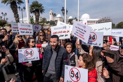16 février 2023 : les journalistes tunisiens ont organisé, ce jour, un rassemblement de protestations à l’appel du Syndicat national des journalistes tunisiens (SNJT), sur la place de la Kasbah, face au siège du gouvernement, et dans plusieurs régions de Tunisie. Les journalistes ont protesté contre le harcèlement exercé par "le pouvoir" sur les médias, qui s’est confirmé par l’arrestation du directeur général de la radio Mosaïque FM, Noureddine Boutar.Le SNJT a considéré que cette arrestation vise à assujettir les médias, dont notamment Mosaïque FM et à manipuler leurs lignes éditoriales.Le syndicat a, également, dénoncé les pressions exercées par le président de la République pour assurer sa mainmise sur les médias et pour prendre pour cible les législations relatives au secteur, dont les décrets 115 et 116.