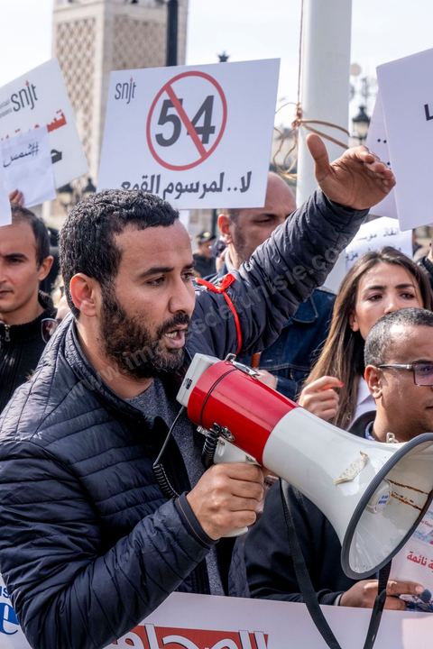 16 février 2023 : les journalistes tunisiens ont organisé, ce jour, un rassemblement de protestations à l’appel du Syndicat national des journalistes tunisiens (SNJT), sur la place de la Kasbah, face au siège du gouvernement, et dans plusieurs régions de Tunisie. Les journalistes ont protesté contre le harcèlement exercé par "le pouvoir" sur les médias, qui s’est confirmé par l’arrestation du directeur général de la radio Mosaïque FM, Noureddine Boutar.Le SNJT a considéré que cette arrestation vise à assujettir les médias, dont notamment Mosaïque FM et à manipuler leurs lignes éditoriales.Le syndicat a, également, dénoncé les pressions exercées par le président de la République pour assurer sa mainmise sur les médias et pour prendre pour cible les législations relatives au secteur, dont les décrets 115 et 116.
