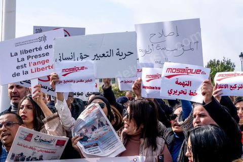 16 février 2023 : les journalistes tunisiens ont organisé, ce jour, un rassemblement de protestations à l’appel du Syndicat national des journalistes tunisiens (SNJT), sur la place de la Kasbah, face au siège du gouvernement, et dans plusieurs régions de Tunisie. Les journalistes ont protesté contre le harcèlement exercé par "le pouvoir" sur les médias, qui s’est confirmé par l’arrestation du directeur général de la radio Mosaïque FM, Noureddine Boutar.Le SNJT a considéré que cette arrestation vise à assujettir les médias, dont notamment Mosaïque FM et à manipuler leurs lignes éditoriales.Le syndicat a, également, dénoncé les pressions exercées par le président de la République pour assurer sa mainmise sur les médias et pour prendre pour cible les législations relatives au secteur, dont les décrets 115 et 116.