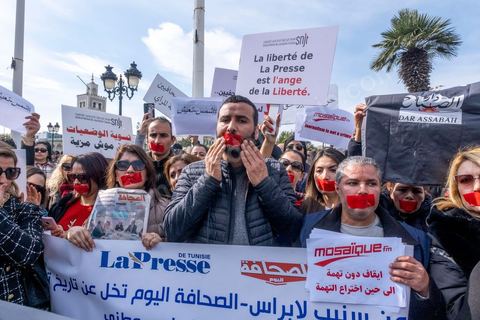 16 février 2023 : les journalistes tunisiens ont organisé, ce jour, un rassemblement de protestations à l’appel du Syndicat national des journalistes tunisiens (SNJT), sur la place de la Kasbah, face au siège du gouvernement, et dans plusieurs régions de Tunisie. Les journalistes ont protesté contre le harcèlement exercé par "le pouvoir" sur les médias, qui s’est confirmé par l’arrestation du directeur général de la radio Mosaïque FM, Noureddine Boutar.Le SNJT a considéré que cette arrestation vise à assujettir les médias, dont notamment Mosaïque FM et à manipuler leurs lignes éditoriales.Le syndicat a, également, dénoncé les pressions exercées par le président de la République pour assurer sa mainmise sur les médias et pour prendre pour cible les législations relatives au secteur, dont les décrets 115 et 116.