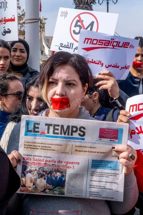 16 février 2023 : les journalistes tunisiens ont organisé, ce jour, un rassemblement de protestations à l’appel du Syndicat national des journalistes tunisiens (SNJT), sur la place de la Kasbah, face au siège du gouvernement, et dans plusieurs régions de Tunisie. Les journalistes ont protesté contre le harcèlement exercé par "le pouvoir" sur les médias, qui s’est confirmé par l’arrestation du directeur général de la radio Mosaïque FM, Noureddine Boutar.Le SNJT a considéré que cette arrestation vise à assujettir les médias, dont notamment Mosaïque FM et à manipuler leurs lignes éditoriales.Le syndicat a, également, dénoncé les pressions exercées par le président de la République pour assurer sa mainmise sur les médias et pour prendre pour cible les législations relatives au secteur, dont les décrets 115 et 116.