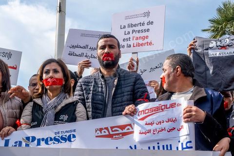 16 février 2023 : les journalistes tunisiens ont organisé, ce jour, un rassemblement de protestations à l’appel du Syndicat national des journalistes tunisiens (SNJT), sur la place de la Kasbah, face au siège du gouvernement, et dans plusieurs régions de Tunisie. Les journalistes ont protesté contre le harcèlement exercé par "le pouvoir" sur les médias, qui s’est confirmé par l’arrestation du directeur général de la radio Mosaïque FM, Noureddine Boutar.Le SNJT a considéré que cette arrestation vise à assujettir les médias, dont notamment Mosaïque FM et à manipuler leurs lignes éditoriales.Le syndicat a, également, dénoncé les pressions exercées par le président de la République pour assurer sa mainmise sur les médias et pour prendre pour cible les législations relatives au secteur, dont les décrets 115 et 116.