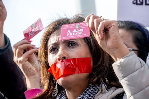 16 février 2023 : les journalistes tunisiens ont organisé, ce jour, un rassemblement de protestations à l’appel du Syndicat national des journalistes tunisiens (SNJT), sur la place de la Kasbah, face au siège du gouvernement, et dans plusieurs régions de Tunisie. Les journalistes ont protesté contre le harcèlement exercé par "le pouvoir" sur les médias, qui s’est confirmé par l’arrestation du directeur général de la radio Mosaïque FM, Noureddine Boutar.Le SNJT a considéré que cette arrestation vise à assujettir les médias, dont notamment Mosaïque FM et à manipuler leurs lignes éditoriales.Le syndicat a, également, dénoncé les pressions exercées par le président de la République pour assurer sa mainmise sur les médias et pour prendre pour cible les législations relatives au secteur, dont les décrets 115 et 116.