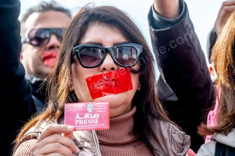 16 février 2023 : les journalistes tunisiens ont organisé, ce jour, un rassemblement de protestations à l’appel du Syndicat national des journalistes tunisiens (SNJT), sur la place de la Kasbah, face au siège du gouvernement, et dans plusieurs régions de Tunisie. Les journalistes ont protesté contre le harcèlement exercé par "le pouvoir" sur les médias, qui s’est confirmé par l’arrestation du directeur général de la radio Mosaïque FM, Noureddine Boutar.Le SNJT a considéré que cette arrestation vise à assujettir les médias, dont notamment Mosaïque FM et à manipuler leurs lignes éditoriales.Le syndicat a, également, dénoncé les pressions exercées par le président de la République pour assurer sa mainmise sur les médias et pour prendre pour cible les législations relatives au secteur, dont les décrets 115 et 116.