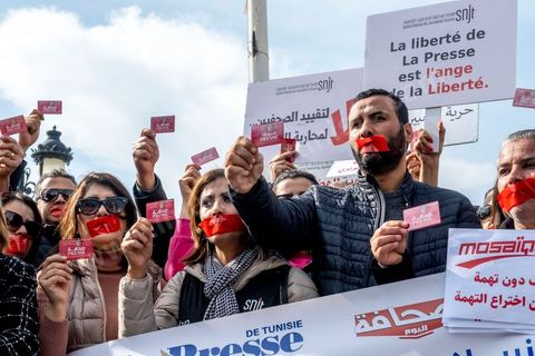 16 février 2023 : les journalistes tunisiens ont organisé, ce jour, un rassemblement de protestations à l’appel du Syndicat national des journalistes tunisiens (SNJT), sur la place de la Kasbah, face au siège du gouvernement, et dans plusieurs régions de Tunisie. Les journalistes ont protesté contre le harcèlement exercé par "le pouvoir" sur les médias, qui s’est confirmé par l’arrestation du directeur général de la radio Mosaïque FM, Noureddine Boutar.Le SNJT a considéré que cette arrestation vise à assujettir les médias, dont notamment Mosaïque FM et à manipuler leurs lignes éditoriales.Le syndicat a, également, dénoncé les pressions exercées par le président de la République pour assurer sa mainmise sur les médias et pour prendre pour cible les législations relatives au secteur, dont les décrets 115 et 116.