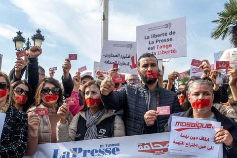 16 février 2023 : les journalistes tunisiens ont organisé, ce jour, un rassemblement de protestations à l’appel du Syndicat national des journalistes tunisiens (SNJT), sur la place de la Kasbah, face au siège du gouvernement, et dans plusieurs régions de Tunisie. Les journalistes ont protesté contre le harcèlement exercé par "le pouvoir" sur les médias, qui s’est confirmé par l’arrestation du directeur général de la radio Mosaïque FM, Noureddine Boutar.Le SNJT a considéré que cette arrestation vise à assujettir les médias, dont notamment Mosaïque FM et à manipuler leurs lignes éditoriales.Le syndicat a, également, dénoncé les pressions exercées par le président de la République pour assurer sa mainmise sur les médias et pour prendre pour cible les législations relatives au secteur, dont les décrets 115 et 116.