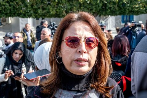 16 février 2023 : les journalistes tunisiens ont organisé, ce jour, un rassemblement de protestations à l’appel du Syndicat national des journalistes tunisiens (SNJT), sur la place de la Kasbah, face au siège du gouvernement, et dans plusieurs régions de Tunisie. Les journalistes ont protesté contre le harcèlement exercé par "le pouvoir" sur les médias, qui s’est confirmé par l’arrestation du directeur général de la radio Mosaïque FM, Noureddine Boutar.Le SNJT a considéré que cette arrestation vise à assujettir les médias, dont notamment Mosaïque FM et à manipuler leurs lignes éditoriales.Le syndicat a, également, dénoncé les pressions exercées par le président de la République pour assurer sa mainmise sur les médias et pour prendre pour cible les législations relatives au secteur, dont les décrets 115 et 116.