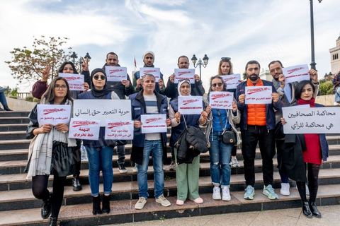 16 février 2023 : les journalistes tunisiens ont organisé, ce jour, un rassemblement de protestations à l’appel du Syndicat national des journalistes tunisiens (SNJT), sur la place de la Kasbah, face au siège du gouvernement, et dans plusieurs régions de Tunisie. Les journalistes ont protesté contre le harcèlement exercé par "le pouvoir" sur les médias, qui s’est confirmé par l’arrestation du directeur général de la radio Mosaïque FM, Noureddine Boutar.Le SNJT a considéré que cette arrestation vise à assujettir les médias, dont notamment Mosaïque FM et à manipuler leurs lignes éditoriales.Le syndicat a, également, dénoncé les pressions exercées par le président de la République pour assurer sa mainmise sur les médias et pour prendre pour cible les législations relatives au secteur, dont les décrets 115 et 116.