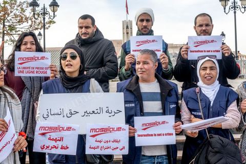 16 février 2023 : les journalistes tunisiens ont organisé, ce jour, un rassemblement de protestations à l’appel du Syndicat national des journalistes tunisiens (SNJT), sur la place de la Kasbah, face au siège du gouvernement, et dans plusieurs régions de Tunisie. Les journalistes ont protesté contre le harcèlement exercé par "le pouvoir" sur les médias, qui s’est confirmé par l’arrestation du directeur général de la radio Mosaïque FM, Noureddine Boutar.Le SNJT a considéré que cette arrestation vise à assujettir les médias, dont notamment Mosaïque FM et à manipuler leurs lignes éditoriales.Le syndicat a, également, dénoncé les pressions exercées par le président de la République pour assurer sa mainmise sur les médias et pour prendre pour cible les législations relatives au secteur, dont les décrets 115 et 116.