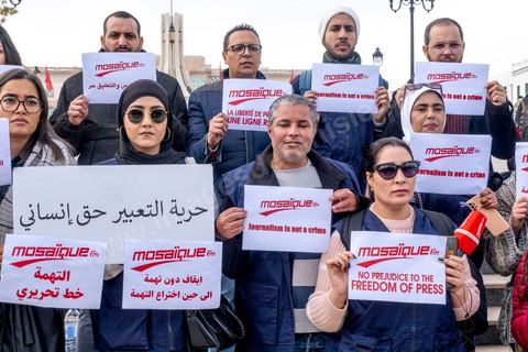 16 février 2023 : les journalistes tunisiens ont organisé, ce jour, un rassemblement de protestations à l’appel du Syndicat national des journalistes tunisiens (SNJT), sur la place de la Kasbah, face au siège du gouvernement, et dans plusieurs régions de Tunisie. Les journalistes ont protesté contre le harcèlement exercé par "le pouvoir" sur les médias, qui s’est confirmé par l’arrestation du directeur général de la radio Mosaïque FM, Noureddine Boutar.Le SNJT a considéré que cette arrestation vise à assujettir les médias, dont notamment Mosaïque FM et à manipuler leurs lignes éditoriales.Le syndicat a, également, dénoncé les pressions exercées par le président de la République pour assurer sa mainmise sur les médias et pour prendre pour cible les législations relatives au secteur, dont les décrets 115 et 116.