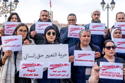 16 février 2023 : les journalistes tunisiens ont organisé, ce jour, un rassemblement de protestations à l’appel du Syndicat national des journalistes tunisiens (SNJT), sur la place de la Kasbah, face au siège du gouvernement, et dans plusieurs régions de Tunisie. Les journalistes ont protesté contre le harcèlement exercé par "le pouvoir" sur les médias, qui s’est confirmé par l’arrestation du directeur général de la radio Mosaïque FM, Noureddine Boutar.Le SNJT a considéré que cette arrestation vise à assujettir les médias, dont notamment Mosaïque FM et à manipuler leurs lignes éditoriales.Le syndicat a, également, dénoncé les pressions exercées par le président de la République pour assurer sa mainmise sur les médias et pour prendre pour cible les législations relatives au secteur, dont les décrets 115 et 116.