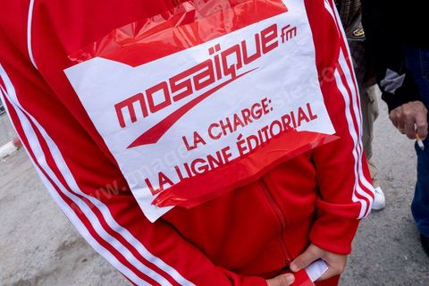 16 février 2023 : les journalistes tunisiens ont organisé, ce jour, un rassemblement de protestations à l’appel du Syndicat national des journalistes tunisiens (SNJT), sur la place de la Kasbah, face au siège du gouvernement, et dans plusieurs régions de Tunisie. Les journalistes ont protesté contre le harcèlement exercé par "le pouvoir" sur les médias, qui s’est confirmé par l’arrestation du directeur général de la radio Mosaïque FM, Noureddine Boutar.Le SNJT a considéré que cette arrestation vise à assujettir les médias, dont notamment Mosaïque FM et à manipuler leurs lignes éditoriales.Le syndicat a, également, dénoncé les pressions exercées par le président de la République pour assurer sa mainmise sur les médias et pour prendre pour cible les législations relatives au secteur, dont les décrets 115 et 116.