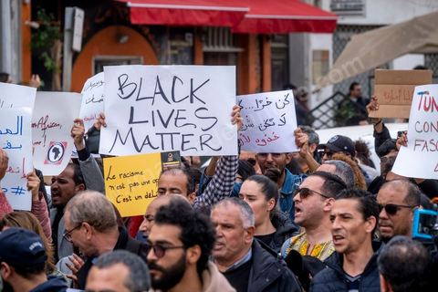 25 février 2023 : manifestation de soutien aux migrants et contre le racisme à l'appel de la société civile suite aux propos de Kais Saied, Président de la Tunisie, contre les migrants subsahariens en Tunisie. Kaïs Saïed avait provoqué la stupeur le 21 février en prônant des « mesures urgentes » contre l’immigration clandestine de ressortissants de pays d’Afrique subsaharienne, affirmant que leur présence en Tunisie était source de « violence, de crimes et d’actes inacceptables », et qu'ils cherchaient à coloniser la Tunisie et menaçaient l'identité arabo-musulmane, des propos dénoncés par des ONG et l'Union Africaine. Ces propos n'ont fait que renforcer les agressions contre cette communauté et enclenché officiellement une vague d'arrestations dans tout le pays. Les manifestants ont scandé plusieurs slogans afin d'exprimer leur solidarité avec les migrants et d’appeler à la régularisation de la situation de ceux qui se trouvent en situation irrégulière.