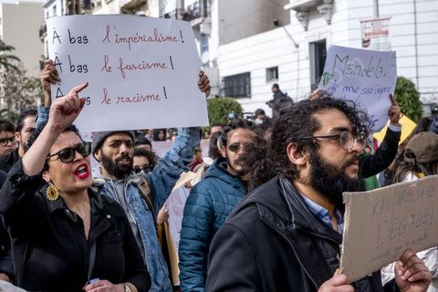 25 février 2023 : manifestation de soutien aux migrants et contre le racisme à l'appel de la société civile suite aux propos de Kais Saied, Président de la Tunisie, contre les migrants subsahariens en Tunisie. Kaïs Saïed avait provoqué la stupeur le 21 février en prônant des « mesures urgentes » contre l’immigration clandestine de ressortissants de pays d’Afrique subsaharienne, affirmant que leur présence en Tunisie était source de « violence, de crimes et d’actes inacceptables », et qu'ils cherchaient à coloniser la Tunisie et menaçaient l'identité arabo-musulmane, des propos dénoncés par des ONG et l'Union Africaine. Ces propos n'ont fait que renforcer les agressions contre cette communauté et enclenché officiellement une vague d'arrestations dans tout le pays. Les manifestants ont scandé plusieurs slogans afin d'exprimer leur solidarité avec les migrants et d’appeler à la régularisation de la situation de ceux qui se trouvent en situation irrégulière.