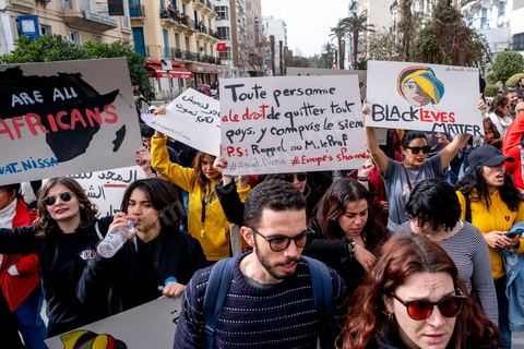 25 février 2023 : manifestation de soutien aux migrants et contre le racisme à l'appel de la société civile suite aux propos de Kais Saied, Président de la Tunisie, contre les migrants subsahariens en Tunisie. Kaïs Saïed avait provoqué la stupeur le 21 février en prônant des « mesures urgentes » contre l’immigration clandestine de ressortissants de pays d’Afrique subsaharienne, affirmant que leur présence en Tunisie était source de « violence, de crimes et d’actes inacceptables », et qu'ils cherchaient à coloniser la Tunisie et menaçaient l'identité arabo-musulmane, des propos dénoncés par des ONG et l'Union Africaine. Ces propos n'ont fait que renforcer les agressions contre cette communauté et enclenché officiellement une vague d'arrestations dans tout le pays. Les manifestants ont scandé plusieurs slogans afin d'exprimer leur solidarité avec les migrants et d’appeler à la régularisation de la situation de ceux qui se trouvent en situation irrégulière.