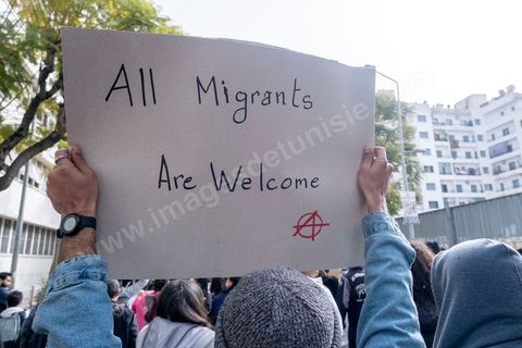 25 février 2023 : manifestation de soutien aux migrants et contre le racisme à l'appel de la société civile suite aux propos de Kais Saied, Président de la Tunisie, contre les migrants subsahariens en Tunisie. Kaïs Saïed avait provoqué la stupeur le 21 février en prônant des « mesures urgentes » contre l’immigration clandestine de ressortissants de pays d’Afrique subsaharienne, affirmant que leur présence en Tunisie était source de « violence, de crimes et d’actes inacceptables », et qu'ils cherchaient à coloniser la Tunisie et menaçaient l'identité arabo-musulmane, des propos dénoncés par des ONG et l'Union Africaine. Ces propos n'ont fait que renforcer les agressions contre cette communauté et enclenché officiellement une vague d'arrestations dans tout le pays. Les manifestants ont scandé plusieurs slogans afin d'exprimer leur solidarité avec les migrants et d’appeler à la régularisation de la situation de ceux qui se trouvent en situation irrégulière.