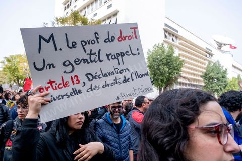 25 février 2023 : manifestation de soutien aux migrants et contre le racisme à l'appel de la société civile suite aux propos de Kais Saied, Président de la Tunisie, contre les migrants subsahariens en Tunisie. Kaïs Saïed avait provoqué la stupeur le 21 février en prônant des « mesures urgentes » contre l’immigration clandestine de ressortissants de pays d’Afrique subsaharienne, affirmant que leur présence en Tunisie était source de « violence, de crimes et d’actes inacceptables », et qu'ils cherchaient à coloniser la Tunisie et menaçaient l'identité arabo-musulmane, des propos dénoncés par des ONG et l'Union Africaine. Ces propos n'ont fait que renforcer les agressions contre cette communauté et enclenché officiellement une vague d'arrestations dans tout le pays. Les manifestants ont scandé plusieurs slogans afin d'exprimer leur solidarité avec les migrants et d’appeler à la régularisation de la situation de ceux qui se trouvent en situation irrégulière.