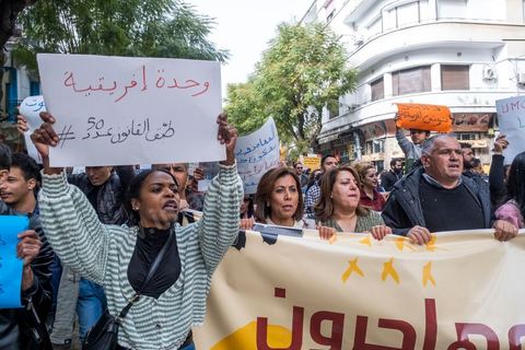 25 février 2023 : manifestation de soutien aux migrants et contre le racisme à l'appel de la société civile suite aux propos de Kais Saied, Président de la Tunisie, contre les migrants subsahariens en Tunisie. Kaïs Saïed avait provoqué la stupeur le 21 février en prônant des « mesures urgentes » contre l’immigration clandestine de ressortissants de pays d’Afrique subsaharienne, affirmant que leur présence en Tunisie était source de « violence, de crimes et d’actes inacceptables », et qu'ils cherchaient à coloniser la Tunisie et menaçaient l'identité arabo-musulmane, des propos dénoncés par des ONG et l'Union Africaine. Ces propos n'ont fait que renforcer les agressions contre cette communauté et enclenché officiellement une vague d'arrestations dans tout le pays. Les manifestants ont scandé plusieurs slogans afin d'exprimer leur solidarité avec les migrants et d’appeler à la régularisation de la situation de ceux qui se trouvent en situation irrégulière.